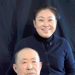 母が中国残留婦人だった趙維清さん（左）と娘の萍さん＝尼崎市内（撮影・小林良多）