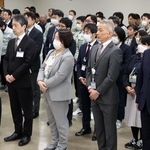 宝塚市の仕事始め式で市長のあいさつを聞く職員たち＝宝塚市東洋町（撮影・池田大介）