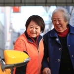 三和之家の所長の田中梢さん（左）。「残留孤児も日本人も、家のように楽しく過ごしてくれている」と話す＝尼崎市内（撮影・小林良多）