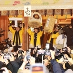 コケてつかんだ一番福　西宮神社の開門神事　福男3人に聞いた喜びの声