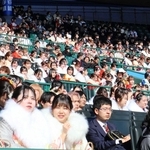 阪神甲子園球場のスタンドにずらりと座る若者たち＝西宮市甲子園町