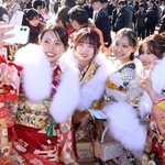 振り袖姿で友人と記念撮影する若者たち＝尼崎市西長洲町１