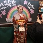 ユーチューブチャンネル「あみか部」の登録者数が４００万人超のインフルエンサー・田中杏美花さんも尼崎市での成人式に参加した＝ベイコム総合体育館