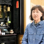 震災後に建てた自宅のリビングに父弘一さんと母町子さんの仏壇を作った吉村友子さん＝西宮市内