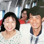 母多永子さん（左）と父守さん＝１９８９年（井上さん提供）