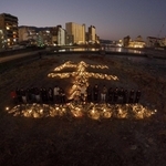 武庫川中州に浮かび上がった石積みの「生」の文字＝宝塚市内（撮影・小林良多）