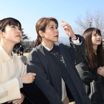 銘板前で亡き両親との思い出を振り返る岩井晴子さん（中央）。初めて長女大塚未来さん（左）と次女岩井ひなたさんを連れて訪れた＝１７日午前１１時２８分、西宮市奥畑（撮影・吉田敦史）