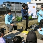 芋煮会で母国の里芋料理を紹介する関西国際大の中国人留学生＝尼崎市田能６