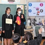 小学生に防災に関するクイズを出題する高校生ら＝西宮市学文殿町２