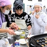 オープンスクールでの出店に向けて商品の試作を重ねる児童ら＝伊丹市森本１