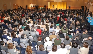 多くの有権者が詰めかけた演説会場。熱気で包まれた＝１月２９日午後、西宮市内（撮影・小林良多）