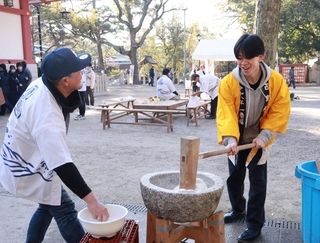 餅をつく「一番福」の豊川哲平さん（右）＝西宮市社家町、西宮神社