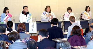 兵庫８区の候補者がそろって政策を訴えた合同の演説会＝２日夜、尼崎市内