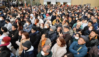 候補者らの訴えに耳を傾ける有権者＝宝塚市内