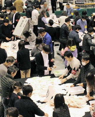 衆院選の開票作業に当たる尼崎市職員ら＝尼崎市西長洲町１（撮影・横田良平）