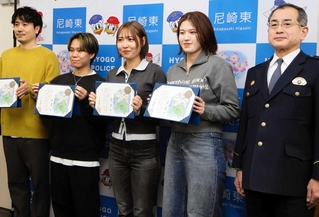 尼崎東署で「のじぎく賞」を受けた（左から）村尾道隆さん、森翔陽さん、細谷若葉さん、多井真優さん＝尼崎市潮江５