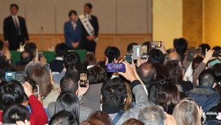 高市早苗首相が応援に駆けつけた兵庫７区の演説会。集まった人は会場に入りきらず、人気ぶり見せつけた＝１月２９日、西宮市内