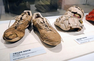 阪神タイガースの今朝丸裕喜投手が高校時代に使用していたスパイクやグラブ＝兵庫県西宮市甲子園町