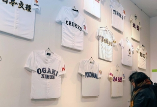 選抜大会の出場校のユニフォームが展示されている＝兵庫県西宮市甲子園町