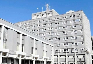 人口が前年比で５００人増となり、６年ぶりに増加に転じた尼崎市の市役所＝尼崎市東七松町１