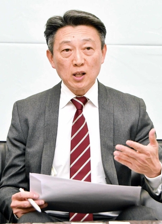 西宮市長選への立候補について会見する畑本秀希氏＝市役所