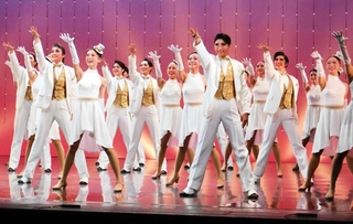 通し稽古でポーズを決める本科生ら＝宝塚市栄町１