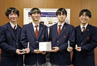 優秀賞の盾や和ろうそくを手にする宝塚北高校の（右から）太田凌輔さん、小田直弥さん、奥野泰生さん、佐藤友哉さん＝宝塚市すみれガ丘４