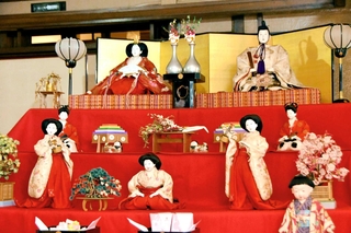 きらびやかな衣装をまとうひな人形＝芦屋市山手町