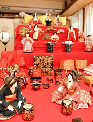 山邑家の銘酒「櫻正宗」にちなみ、桜の模様が入った道具などが並ぶ＝芦屋市山手町