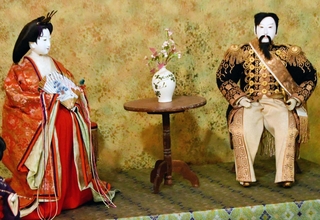 豪華絢爛、120年前のひな人形 芦屋・ヨドコウ迎賓館で公開 洋装の