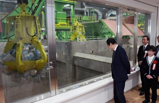 回収された資源ごみをつかむ巨大なクレーン＝西宮市鳴尾浜２