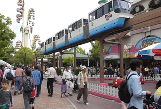 大勢の家族連れでにぎわう宝塚ファミリーランド＝２００２年４月、宝塚市栄町