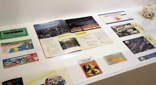 宝塚ファミリーランドの入園券や招待券なども展示されている＝宝塚市武庫川町