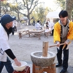餅をつく「一番福」の豊川哲平さん（右）＝西宮市社家町、西宮神社
