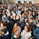 候補者らの訴えに耳を傾ける有権者＝宝塚市内