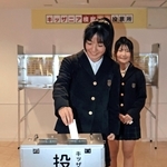 児童の願いも物価高対策と消費減税？　実際の政党公約見比べ模擬投票　キッザニア甲子園