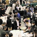 衆院選の開票作業に当たる尼崎市職員ら＝尼崎市西長洲町１（撮影・横田良平）