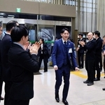 西宮市職員らに迎えられる甲斐野翼さん（中央）＝西宮市六湛寺町