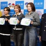 尼崎東署で「のじぎく賞」を受けた（左から）村尾道隆さん、森翔陽さん、細谷若葉さん、多井真優さん＝尼崎市潮江５