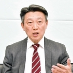 西宮市長選への立候補について会見する畑本秀希氏＝市役所