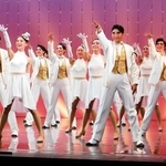 通し稽古でポーズを決める本科生ら＝宝塚市栄町１