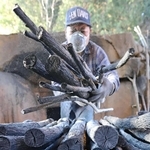 火入れから８日目の朝、窯出しされる「一庫炭」＝川西市黒川