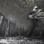 窯出しの際、中はまだ１００度近い場合も。灰だらけになって炭を運び出す＝川西市黒川