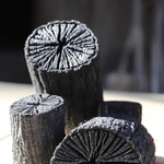 茶の湯文化を支える一庫炭。放射線状の模様から「菊炭」とも呼ばれる＝川西市黒川