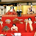 きらびやかな衣装をまとうひな人形＝芦屋市山手町