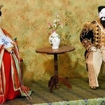 明治天皇と皇后に見立てた人形。洋装が目を引く＝芦屋市山手町