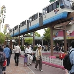 大勢の家族連れでにぎわう宝塚ファミリーランド＝２００２年４月、宝塚市栄町