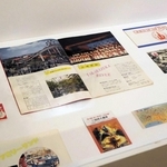 宝塚ファミリーランドの入園券や招待券なども展示されている＝宝塚市武庫川町