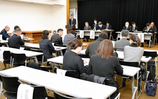 西宮市長選を前に開かれた立候補予定者説明会＝２月１８日、市役所