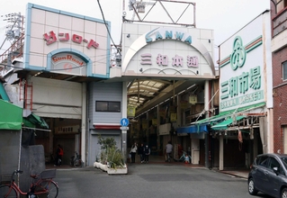 「ケルベロス商店街」とも呼ばれるアーケードの入り口＝尼崎市建家町